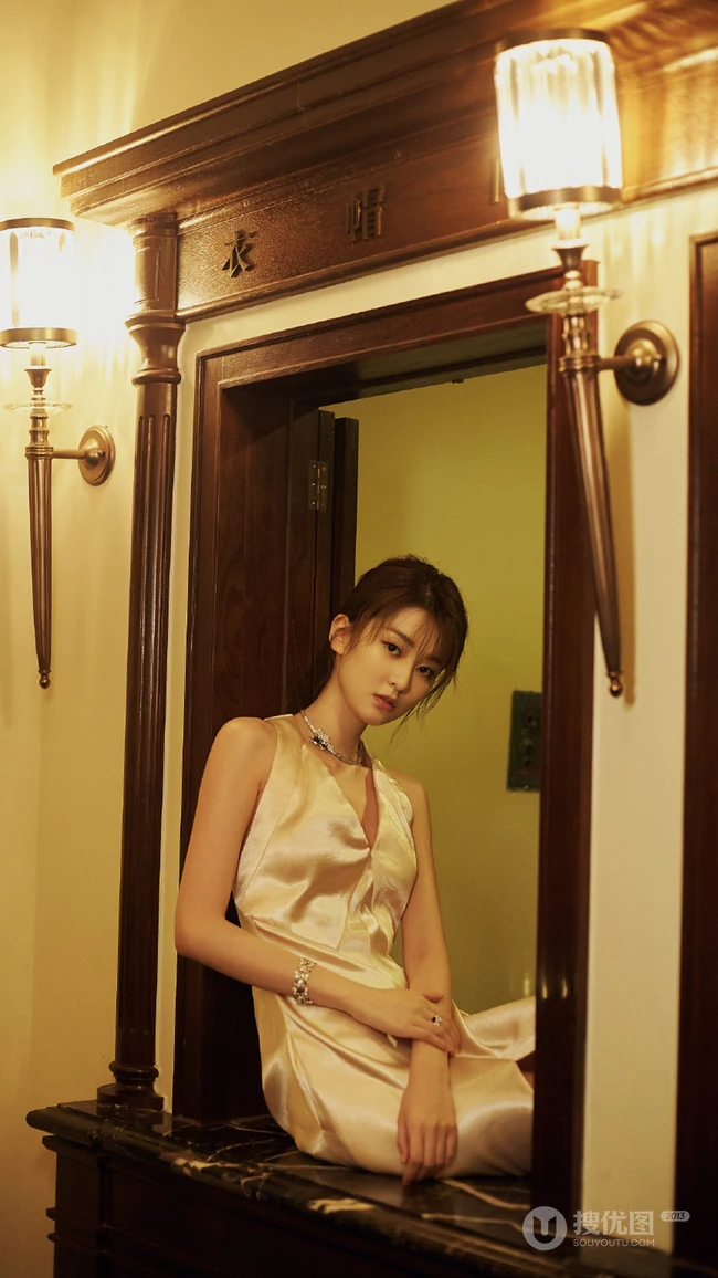 短发美女乔欣性感连衣裙写真手机壁纸图片