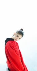 林允穿着红色卫衣居家浴缸慵懒朦胧清新写真图片