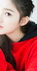 林允穿着红色卫衣居家浴缸慵懒朦胧清新写真图片
