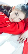 林允穿着红色卫衣居家浴缸慵懒朦胧清新写真图片