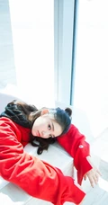 林允穿着红色卫衣居家浴缸慵懒朦胧清新写真图片