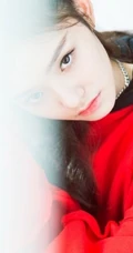 林允穿着红色卫衣居家浴缸慵懒朦胧清新写真图片