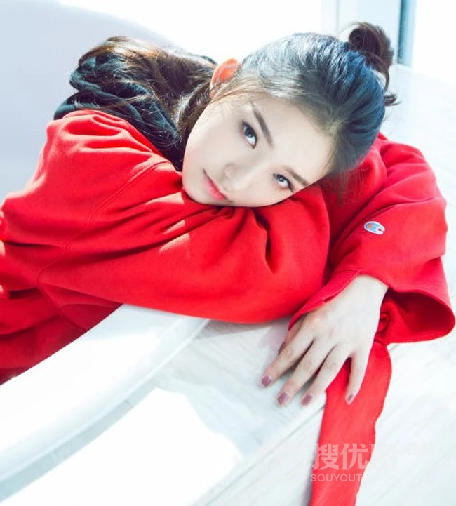 林允穿着红色卫衣居家浴缸慵懒朦胧清新写真图片
