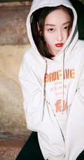 蒋梦婕休闲装扮写真图片集，清新活泼大方随性而动人