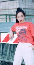蒋梦婕休闲装扮写真图片集，清新活泼大方随性而动人