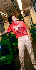 蒋梦婕休闲装扮写真图片集，清新活泼大方随性而动人