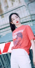 蒋梦婕休闲装扮写真图片集，清新活泼大方随性而动人