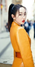 蒋梦婕时尚皮衣席活动气质写真图片，隐约可见胸前一点痣