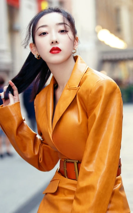 蒋梦婕时尚皮衣席活动气质写真图片，隐约可见胸前一点痣