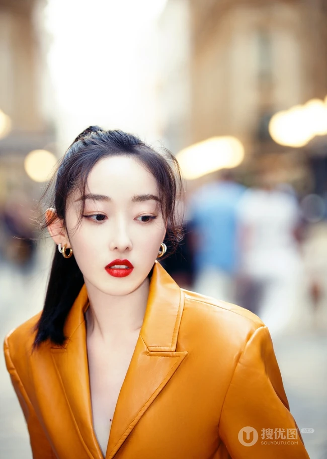 蒋梦婕时尚皮衣席活动气质写真图片，隐约可见胸前一点痣