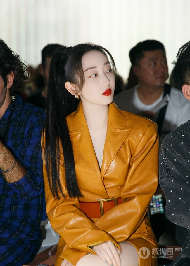 蒋梦婕时尚皮衣席活动气质写真图片，隐约可见胸前一点痣