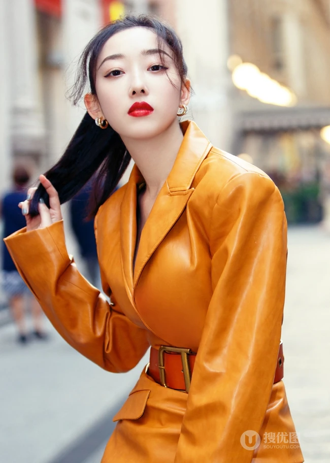 蒋梦婕时尚皮衣席活动气质写真图片，隐约可见胸前一点痣