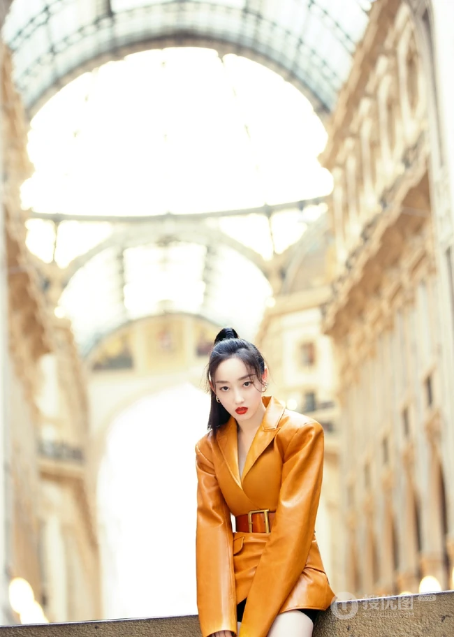 蒋梦婕时尚皮衣席活动气质写真图片，隐约可见胸前一点痣