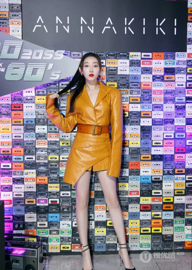 蒋梦婕时尚皮衣席活动气质写真图片，隐约可见胸前一点痣