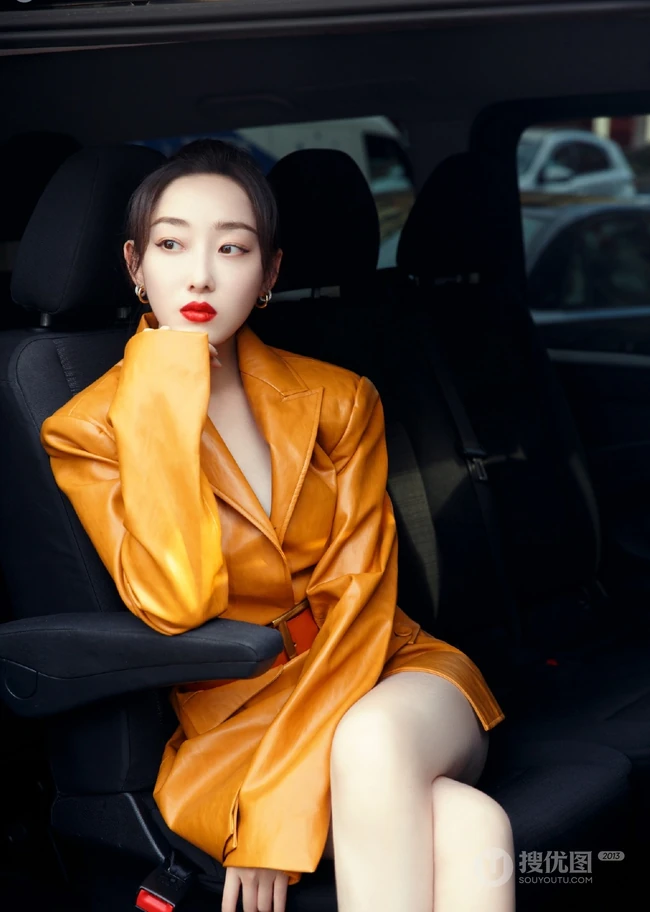 蒋梦婕时尚皮衣席活动气质写真图片，隐约可见胸前一点痣