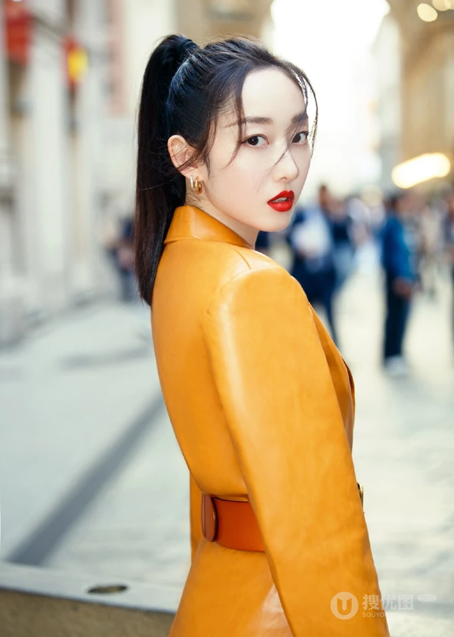 蒋梦婕时尚皮衣席活动气质写真图片，隐约可见胸前一点痣
