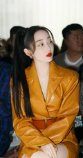 蒋梦婕时尚皮衣席活动气质写真图片，隐约可见胸前一点痣