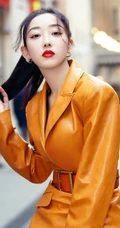 蒋梦婕时尚皮衣席活动气质写真图片，隐约可见胸前一点痣