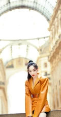 蒋梦婕时尚皮衣席活动气质写真图片，隐约可见胸前一点痣