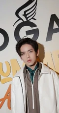 男歌手胡春杨全白look逛商场帅气写真照片