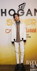 男歌手胡春杨全白look逛商场帅气写真照片