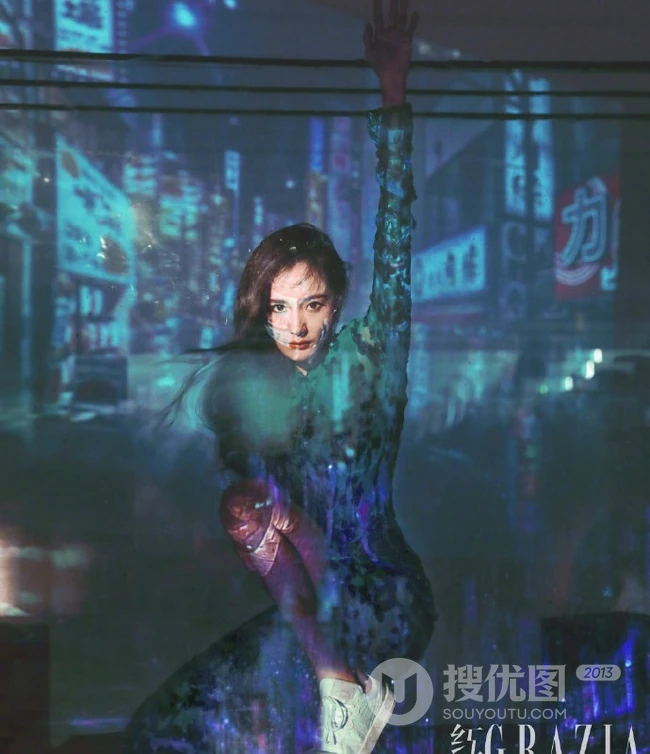 杨幂&ldquo;色彩游戏&rdquo;主题杂志写真大片，玩转炫彩光影造型霸气气质