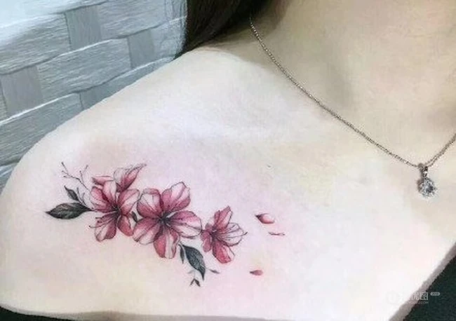清新淡雅的花卉，花朵，字母等女生肩部锁骨等纹身图案 第6张