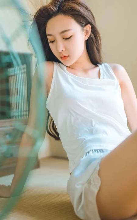 黑白电视，风扇，凉席 背心短裤少女复古风格清新写真