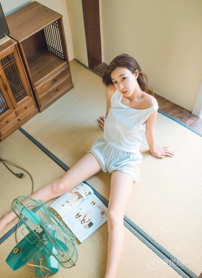 黑白电视，风扇，凉席 背心短裤少女复古风格清新写真