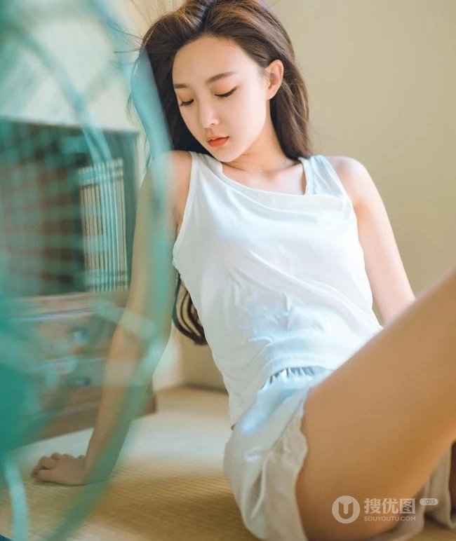 黑白电视，风扇，凉席 背心短裤少女复古风格清新写真