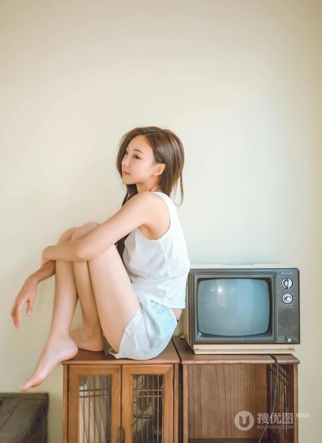 黑白电视，风扇，凉席 背心短裤少女复古风格清新写真
