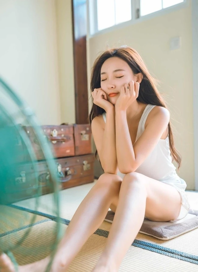 黑白电视，风扇，凉席 背心短裤少女复古风格清新写真