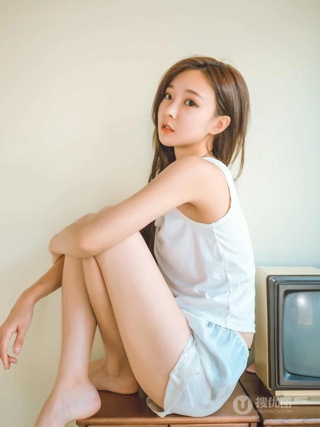 黑白电视，风扇，凉席 背心短裤少女复古风格清新写真