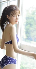 白皙骨感肩带泳装少女户外纯美写真图集