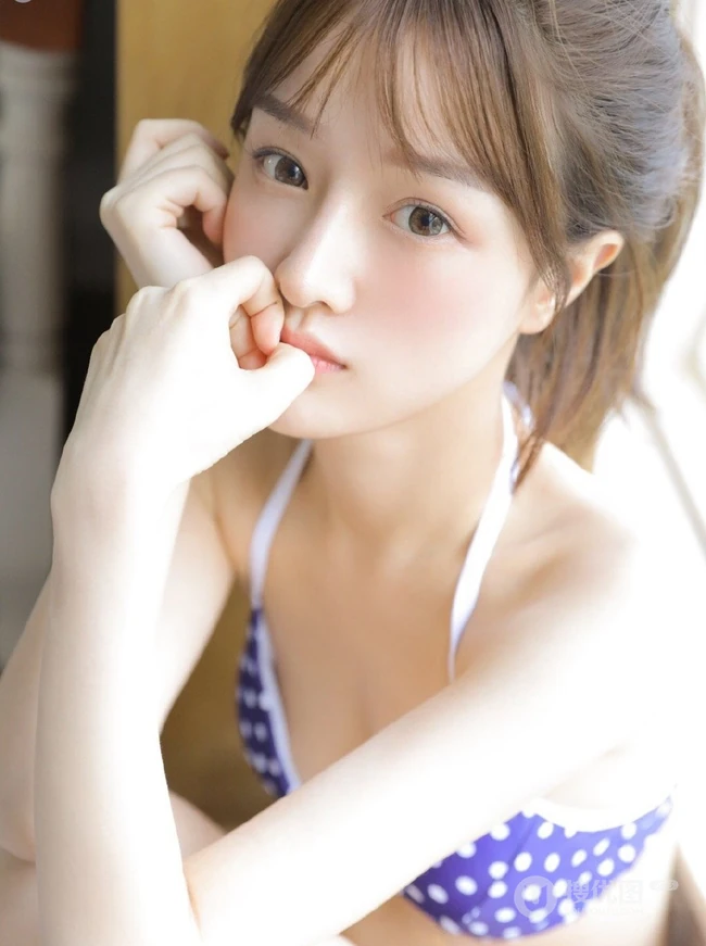 白皙骨感肩带泳装少女户外纯美写真图集