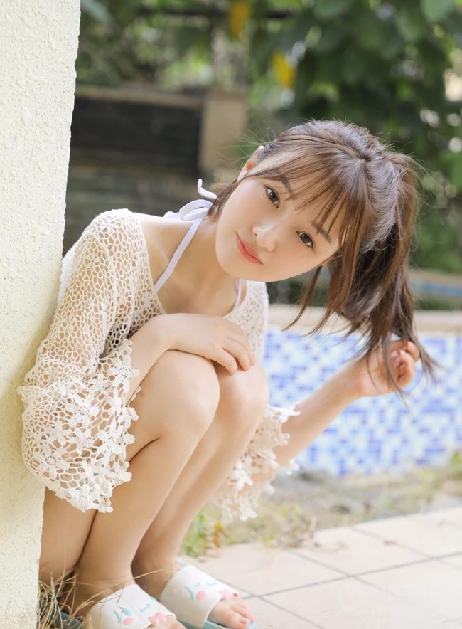 白皙骨感肩带泳装少女户外纯美写真图集