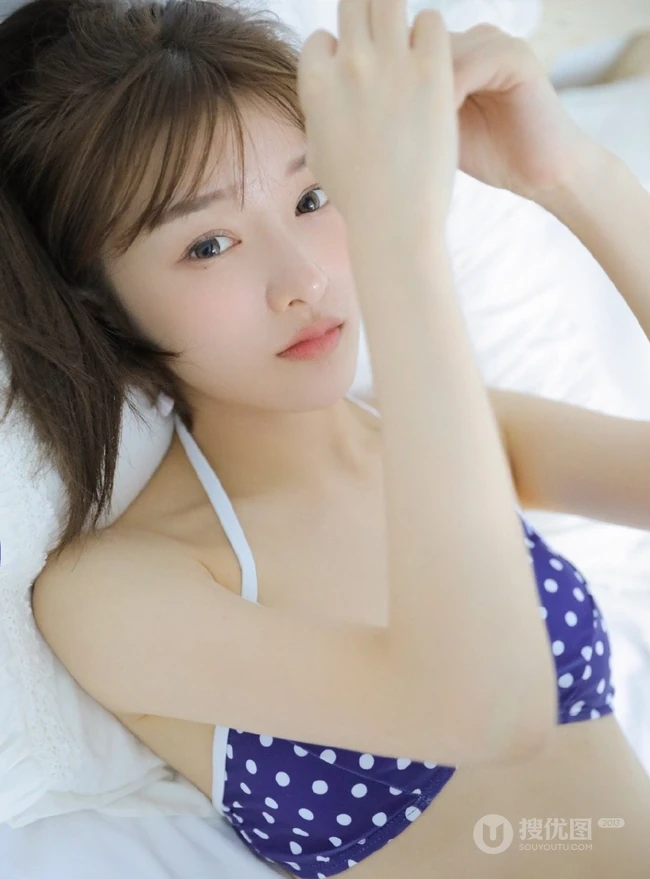 白皙骨感肩带泳装少女户外纯美写真图集