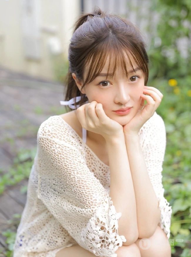 白皙骨感肩带泳装少女户外纯美写真图集