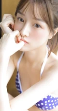 白皙骨感肩带泳装少女户外纯美写真图集