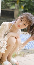 白皙骨感肩带泳装少女户外纯美写真图集