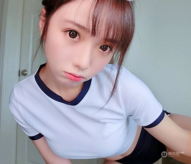 匀称气质台湾妹子borusushi紧身运动装短裤自拍照片