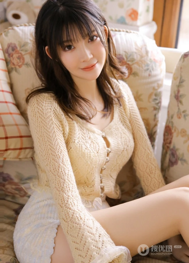 气质精选匀称女生短裤写真图片，线条感白皙笑容动人