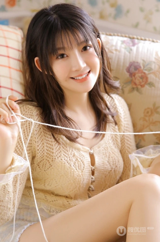 气质精选匀称女生短裤写真图片，线条感白皙笑容动人