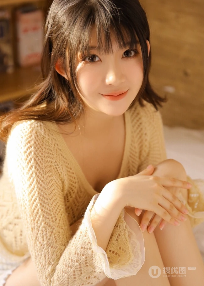 气质精选匀称女生短裤写真图片，线条感白皙笑容动人