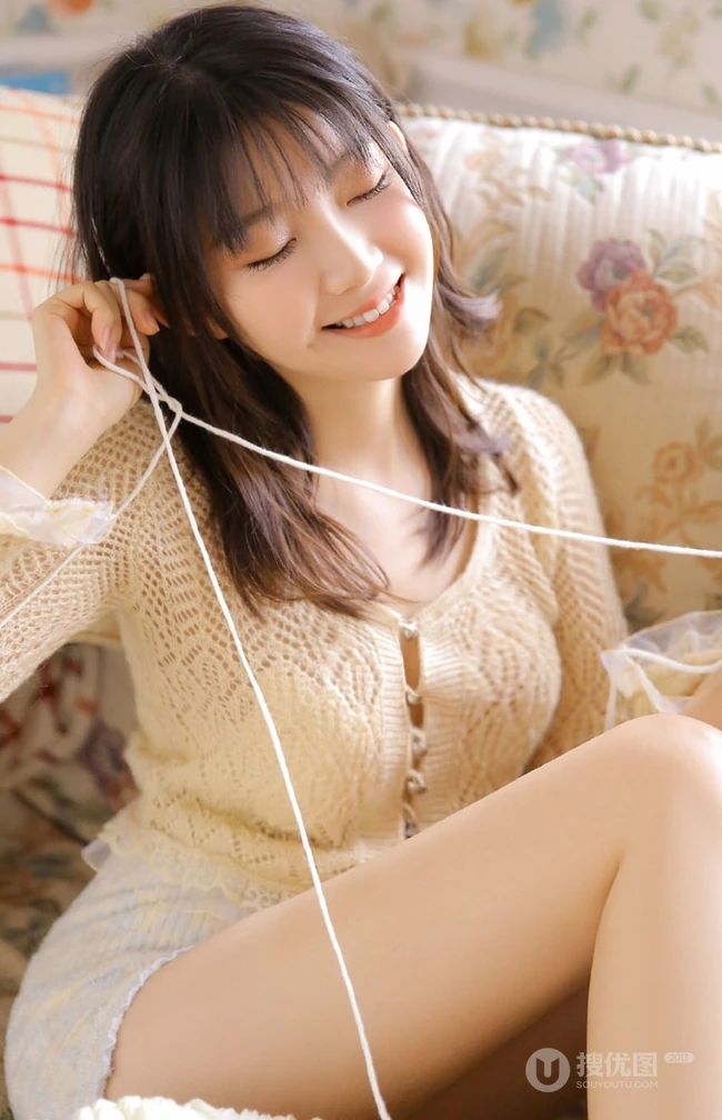 气质精选匀称女生短裤写真图片，线条感白皙笑容动人