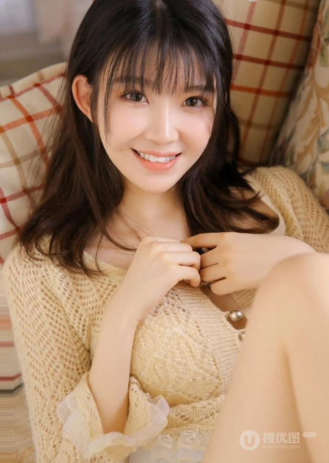 气质精选匀称女生短裤写真图片，线条感白皙笑容动人