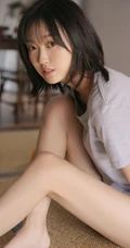气质很简单，一双线条感就够了，短发线条感女孩室内图片