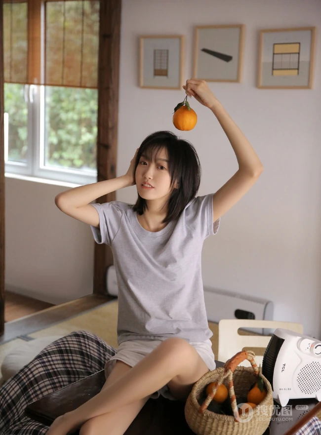 气质很简单，一双线条感就够了，短发线条感女孩室内图片
