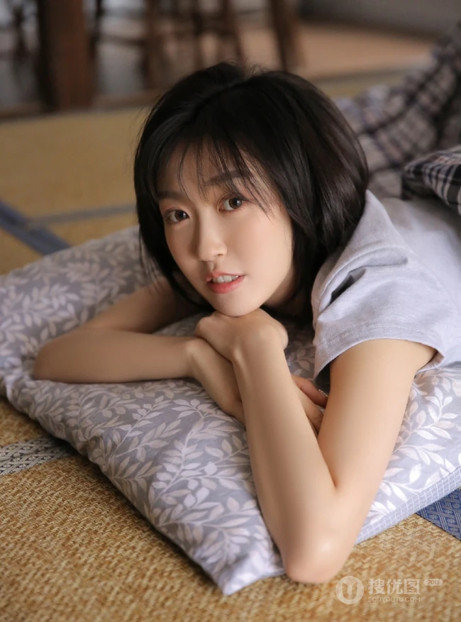 气质很简单，一双线条感就够了，短发线条感女孩室内图片