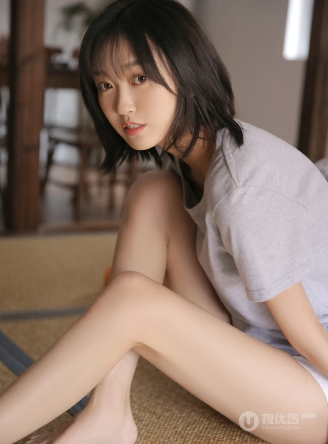 气质很简单，一双线条感就够了，短发线条感女孩室内图片